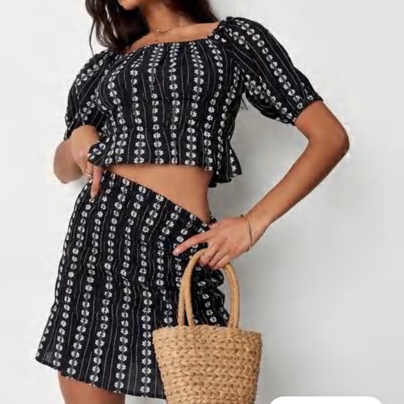 Missguided Black floral print mini skirt - Picture 1 of 5
